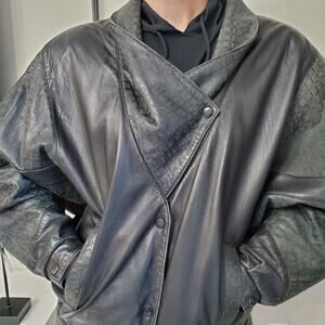 AVANTI SZ S/M Black 80s Vtg LEATHER SNAP JACKET Dolman Sleeve Embossed Small